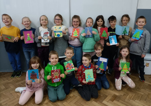 Dzieci z Przedszkola w Aleksandrowie Łódzkim w rewanżu przysłały wykonane przez siebie kartki świąteczne. Uczniowie klasy 1a prezentują otrzymane upominki