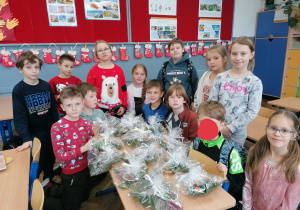 Uczniowie klasy 3a z zapakowanymi pracami bożonarodzeniowymi - stroiki świąteczne