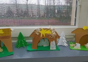 Szopki bożonarodzeniowe z papieru zrobione przez uczniów z klasy 1a