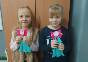 Dziewczynki prezentują ozdoby świąteczne - aniołki wykonane z papieru, bibuły i spinacza do bielizny