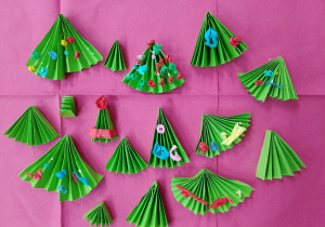 Ozdoby świąteczne - choinki wykonane z papieru