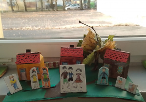 Makieta przedstawiająca Zagrody mieszkańców z lektury Dzieci z Bullerbyn wykonana przez dziecko z klasy 3a
