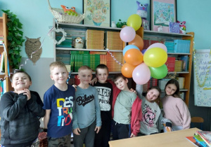 Dzieci świętujące urodziny biblioteki