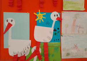 Prace przedstawiające symbole wielkanocne oraz boćki, wykonane przez uczniów z klasy 1d