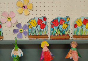 Prace przedstawiające kwietne elfy oraz kwiaty wiosenne, wykonane przez uczniów klasy 2a