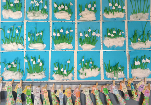 Prace przedstawiające przebiśniegi i Panią Wiosnę wykonane przez uczniów z klasy 1a