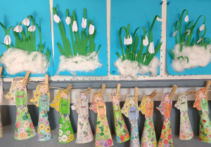 Prace przedstawiające przebiśniegi i Panią Wiosnę wykonane przez uczniów z klasy 1a
