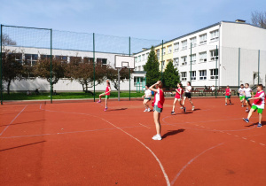 Uczniowie podczas gry w piłkę ręczną.