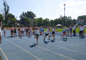Bieg na dystansie 60m, zespół SP 71 na torze nr 6