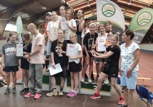 Dekoracja najlepszych zespołów w czwórboju lekkoatletycznym