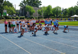 Bieg na dystansie 60 m, start z bloków. Zespół SP 71 na torze nr 6