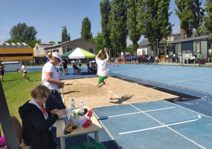 Zawodniczka skacze w dal