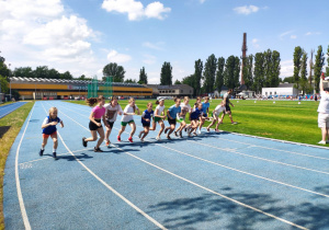 Zawodniczki rozpoczynają bieg na dystansie 600 m