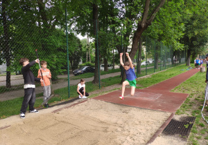 Zawodniczka skacze w dal