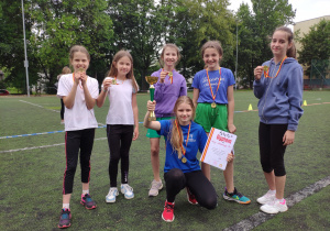 Reprezentacja dziewcząt SP 71 ze złotymi medalami.