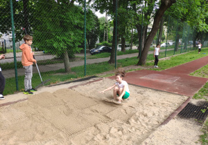 Zawodniczka skacze w dal