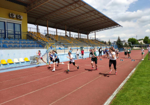 Bieg na dystansie 60 m, zawodniczki SP 71 na torze pierwszym