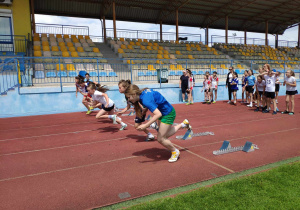 Start z bloków lekkoatletycznych w biegu na dystansie 60 m. Zawodniczki SP 71 na torze pierwszym.