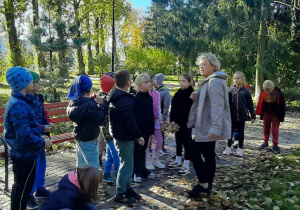 Uczniowie słuchają opowiadania nauczyciela o przyrodniczych ciekawostkach