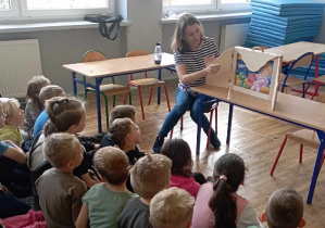 Dzieci z klas pierwszych podczas seansu kamishibai w świetlicy