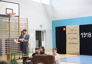Uczniowie klas starszych podczas występu