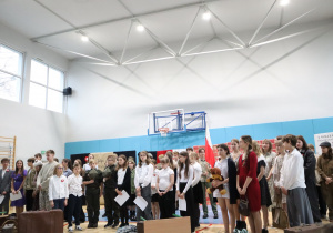 Uczniowie klas starszych podczas występu