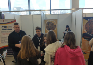 Uczniowie poznają oferty promocyjne szkół zawodowych