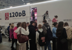 Uczniowie przed wozem transmisyjnym