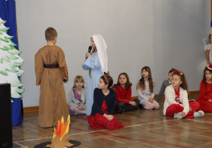 Uczniowie biorący udział w przedstawieniu