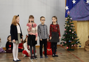 Uczniowie biorący udział w przedstawieniu