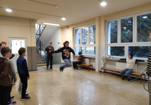 Uczniowie podczas skoków przez linę