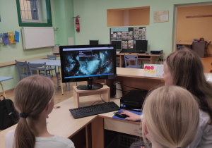 Uczennice rozwiązują quiz w bibliotece szkolnej