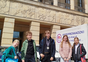 Pięcioro reprezentantów SP71 przed budynkiem Teatru Wielkiego.