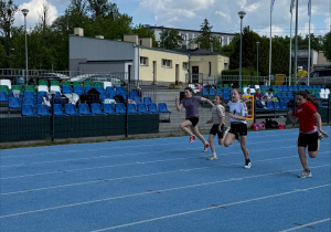 Reprezentantka SP71, startująca w czarnych spodenkach i fioletowej koszulce, uchwycona w trakcie biegu na 60m.