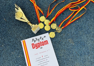 Dyplom wraz ze zdobytymi medalami
