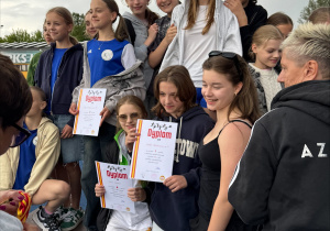 Zdjęcie świętujących zwycięstwo reprezentantek SP71.