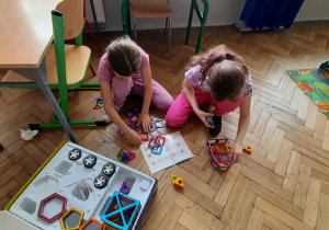 Uczennice podczas warsztatów z klocków magformers.