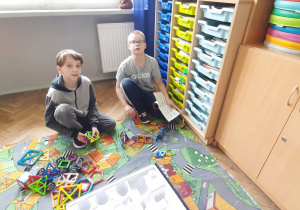 Uczniowie podczas zabaw konstrukcyjnych.