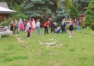 Uczniowie klasy 3a podczas zabawy Baba Jaga patrzy