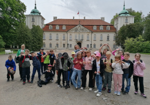 Uczniowie klasy 1a przed Pałacem w Nieborowie