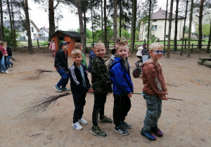 Podróż na miotłach uczniów klasy 1a