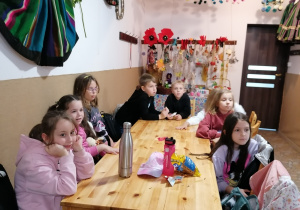 Uczniowie klasy 1a podczas warsztatów u Baby Jagi