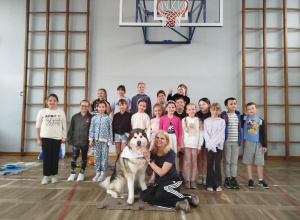 Zajęcia z udziałem psa w klasie 2c