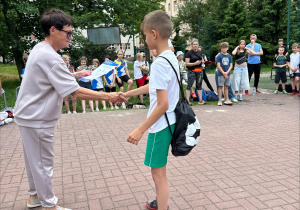 Zawodnik SP71 odbiera dyplom za punktację indywidualną w trójboju.