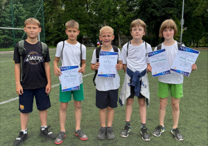 Drużyna SP71 z pamiątkowymi dyplomami za osiągnięcia sportowe.
