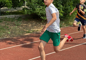 awodnik w zielonych spodenkach i białej koszulce w begu na 60m