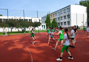 Dziewczęta podczas gry w piłkę ręczną.
