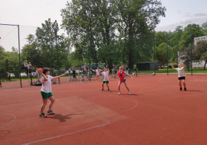 Dziewczęta podczas gry w piłkę ręczną.