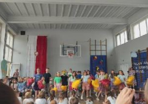Uczniowie klas trzecich podczas występu