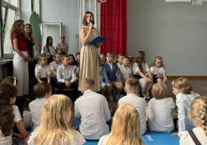Nauczycielki i uczniowie podczas uroczystości